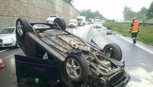 FOTO: Nehoda na D1. Dopravu v úseku obmedzili