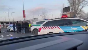 Veľký zásah v Lamači. Policajti prenasledovali auto plné migrantov