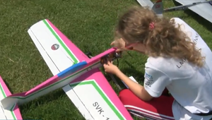 Mladá školáčka prepadla chlapčenskej záľube. V modelárskom klube je jediným dievčaťom