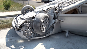 Dve vážne dopravné nehody v jeden deň. V jednom prípade prevrátené auto, v druhom zrážka s chlapcom