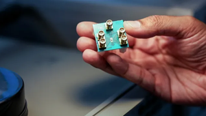 Mikrovlnný mozog: Čip, ktorý myslí ako umelá inteligencia