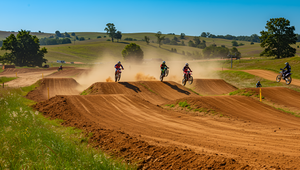 Pri motokrosovom závode sa motorka dostala medzi divákov a zranila dievča