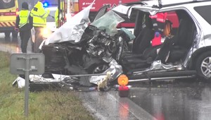 Auto prešlo do protismeru a zrazilo sa s autobusom autoškoly. Mladý otec rodiny prišiel o život