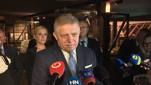 Všetci ste sa museli zblázniť, hovorí premiér. Vyhrážky o bombách považuje za zábavu na úkor štátu