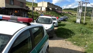 Bitka v osade. Útočníci rozbili súperom auto