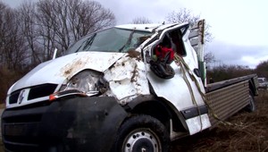 Pri nehode prišiel o život 40-ročný muž. Jeho žena prežila iba vďaka pásu