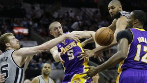 NBA: Najhoršia domáca prehra Lakers v play-off histórii