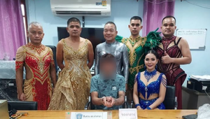 Policajti v prestrojení za "drag queens" prekazili drogový obchod počas festivalu