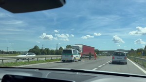 Kamión skončil v zvodidlách. Policajti vodiča podrobili dychovej skúške