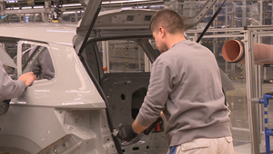 Slovenské automobilky idú naplno. Budúcnosť brzdia clá, energie aj kyberútoky