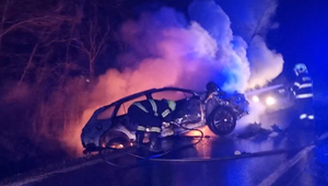 Auto po zrážke s dodávkou zhorelo do tla. Zranilo sa 6 osôb