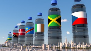 TOTO vás dorazí: Každá fľaša má takú veľkosť, aké množstvo vody krajina spotrebuje