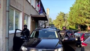 Eskortovanie obvinených Jankovskej, či Kvietika: Strážia ich aj útočnými puškami