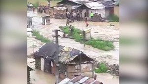 Osadu pri Prešove zaliala veľká voda. Vytopilo desiatky príbytkov, aj uväznilo partiu chlapov na ostrovčeku