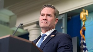 Waltz sa ospravedlňuje a prijíma vinu za pridanie novinára do súkromnej skupiny