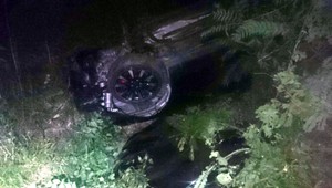 Nárazy do stromov rozbili auto na kusy