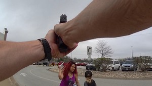 Žena ohrozovala cudzieho 3-ročného chlapčeka nožom. Polícia útočníčku zastrelila