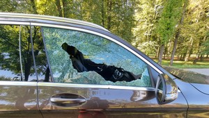 Do auta, v ktorom sa viezli deti, vletel náboj z guľovnice. Poľovník tvrdí, že to bola nehoda pri vyberaní zbrane z auta