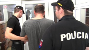 Opitý syn zaútočil na matku nožom a porezal ju. Keď chcela volať policajtov, vyhrážal sa jej zabitím