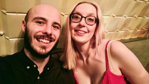 Vyzerajú ako obyčajný šťastný pár, ale... Keď idú po ulici, všetci sa za nimi otáčajú