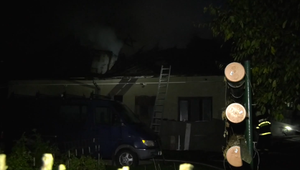 Požiar pri Michalovciach: Majiteľ sa snažil hasiť sám, oheň však zničil strechu domu