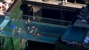 V Londýne postavili unikátny bazén. Je viac ako 30 metrov vo vzduchu