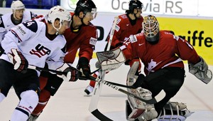 Helvéti porazili USA, Fíni zdolali Rusov v nájazdoch