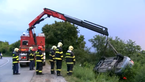 Chcel predísť nárazu do kolóny, v protismere nabúral do policajtov