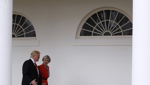 Trump stojí za NATO, hovorí Theresa May