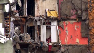 V Prešove búrali už nižšie poschodia paneláku. Z výšky padali kuchynské linky aj oblečenie