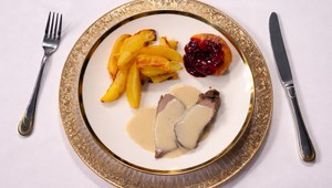 Jelenie stehno so smotanovou omáčkou, hruškou a zemiakmi