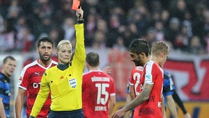 Urazil rozhodkyňu, musel odpískať dievčenský zápas