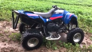 Vodič s 15-ročným spolujazdcom havarovali na štvorkolke. Do cesty im vybehla srna