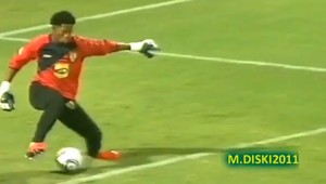 Brankár skončil na zadku, vlastný gól ako z komédie