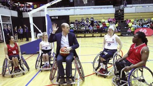 William si zahral basketbal na vozíčku, Kate odchádza na materskú