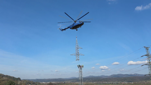 Nad obcou bolo počuť nezvyčajný ruch: Vrtuľník pomáhal pri obnove stožiarov