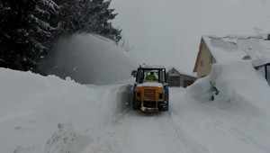Stovky hasičov prišli pomáhať v boji so snehom, ku ktorému sa pridal aj mráz -21 stupňov