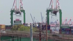 Trump plánuje zaviesť clá na výrobky z EÚ, pre Slovensko to nie je dobrá správa