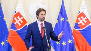 Prezident a minister obrany: Slovensko by na prílet cudzích dronov nemalo ako zareagovať