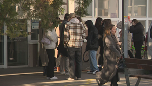 Štát sľubuje mladým 300 eur mesačne, ak zostanú na Slovensku. Realita je iná