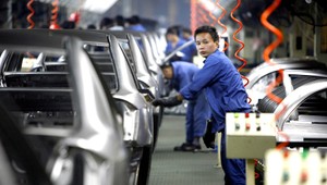 Čína začína žalovať Američanov, schytal to Apple i Tesla