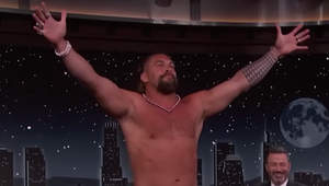 Fanúšičky Aquamana Momou v mdlobách! Sexi obor sa v šou nečakane vyzliekol a ukázal zadok!