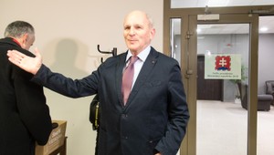 František Mikloško odovzdal viac ako 19000 podpisov. Uchádza sa o post prezidenta SR