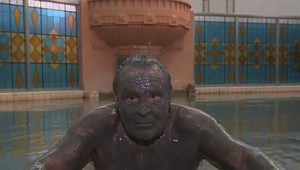 Obľúbený herec sa zabalil do piešťanského bahna. Neuveríte, čo chystá Jozef VAJDA