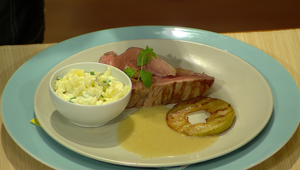 Teľacie medajlónky, zemiakovo-jablčný šalát