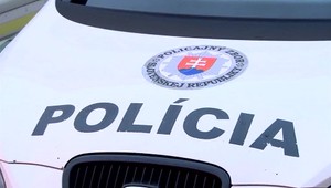 Policajtovi, ktorý strieľal zo služobnej zbrane doma na dvore, hrozí vyhadzov