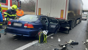 Nehoda uzavrela jazdný pruh: Auto vrazilo do nákladného vozidla