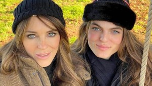 Donedávna vyzerali s mamou ako dvojičky a dnes? Syn Liz Hurley šokoval úplne novým imidžom