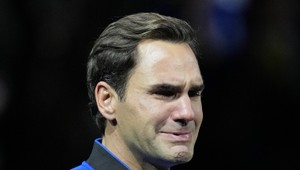 VIDEO plné sĺz. Pozrite si posledné momenty Rogera Federera na kurte