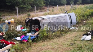 Rumunský vodič dostal defekt a skončil mimo vozovky. Vo vozidle sa nachádzalo ďalších 12 osôb